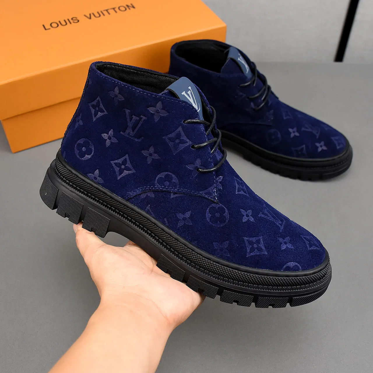 PP leather 230 gross 250👟👟👟LOUIS VUITTON LV donkey brand new thick-soled lace-up big-toe shoes men's casual shoes high-top short boots. These boots are made of waterproof nubuck to create a lightweight and comfortable shoe body. The trendy attitude of being both strong and soft makes it an everyday choice. ✔Upper: imported nubuck leather ✔Lining: sheepskin or wool ✔Outsole: molded outsole Size: 38-44